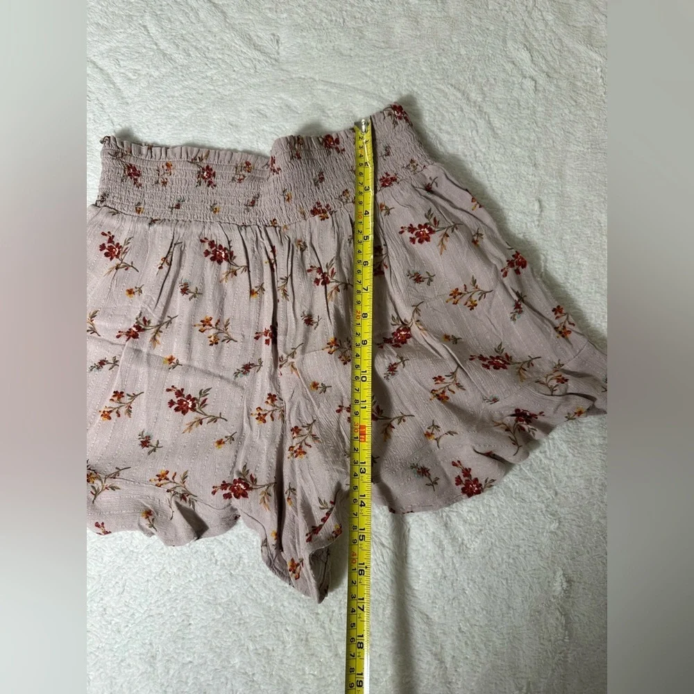 American Eagle floral high-waisted shorts Size Medium